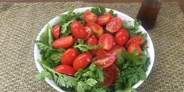 日光旬のレシピ『春菊とトマトのアジアンサラダ』